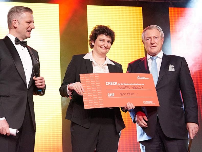 Remise du chèque à Swissvolley lors du gala Topscorer Mobilière 2015