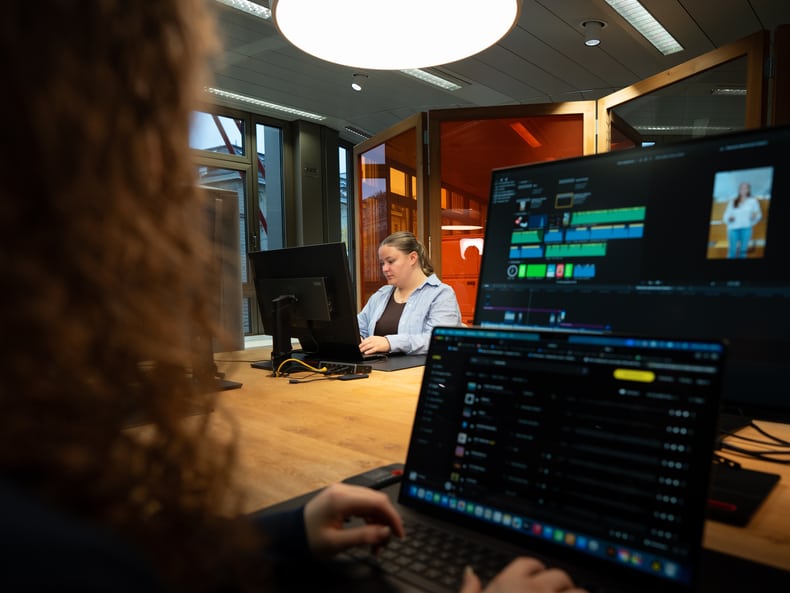 Jugendliche arbeiten am Laptop
