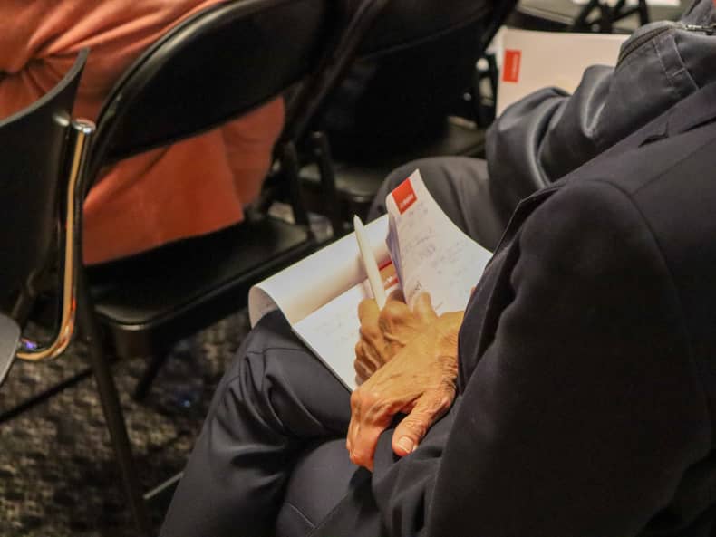 Person mit Notizen in der Hand