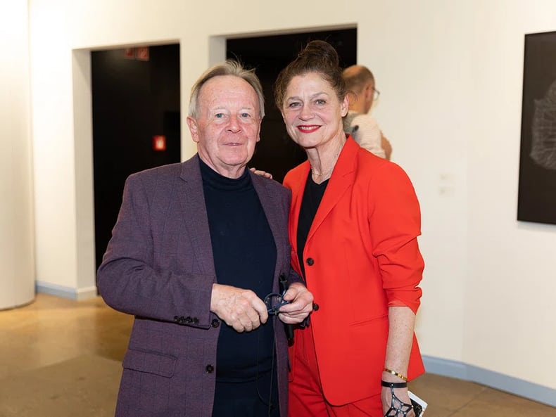Foto di due persone al vernissage della mostra Arte e sostenibilità presso la Mobiliare