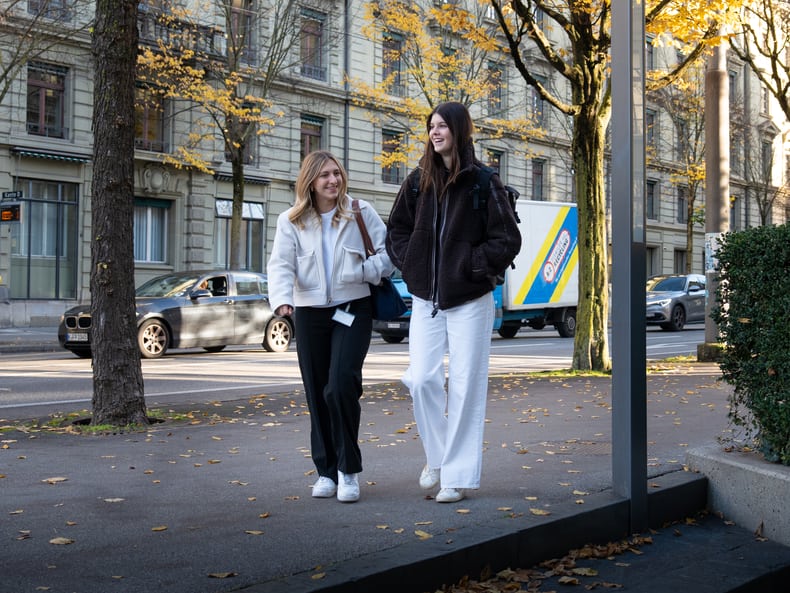 Zwei Jugendliche draussen laufend auf dem Trottoir