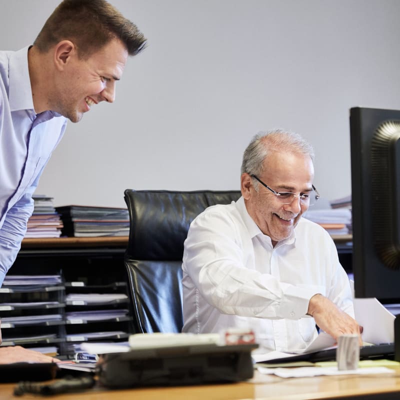 due uomini al lavoro
