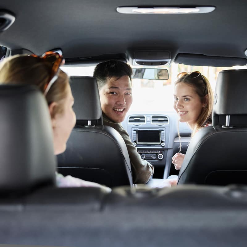 Junge Personen unterhalten sich im Auto