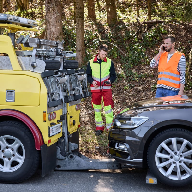 Mobiliar Pannenhilfe bereitet Auto zum Abschleppen vor