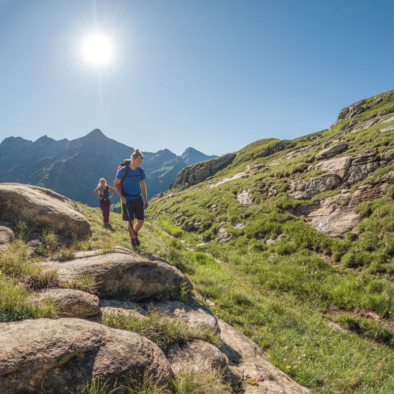 Zwei Personen Wandern bei Sonnenschein