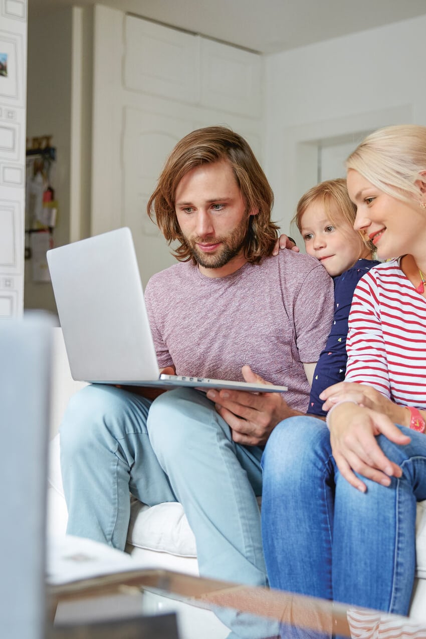 Familie auf dem Sofa am Tablet