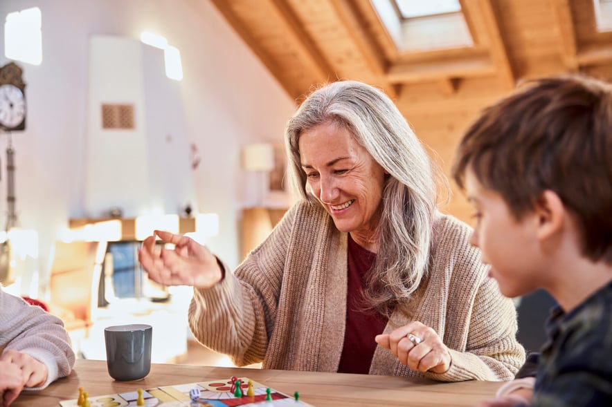 Eine Frau spielt mit zwei Kindern Eile mit Weile.