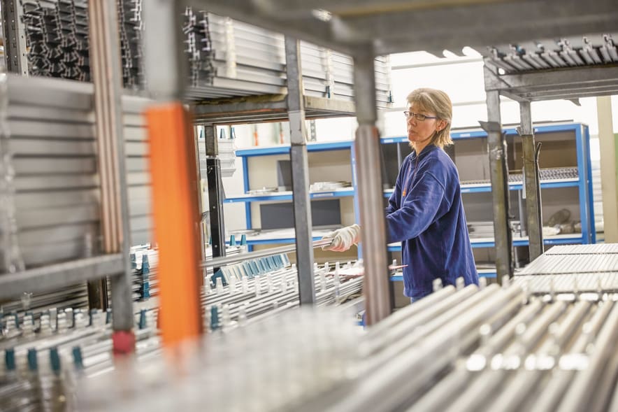 Una donna lavora in un’azienda industriale.