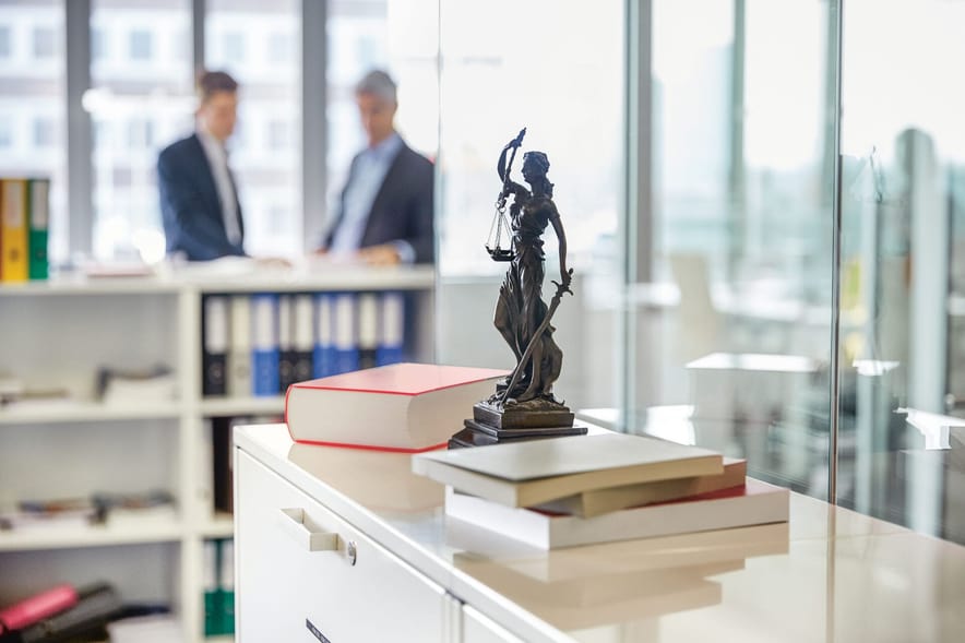 Une figure de la Justice exposée dans un bureau.
