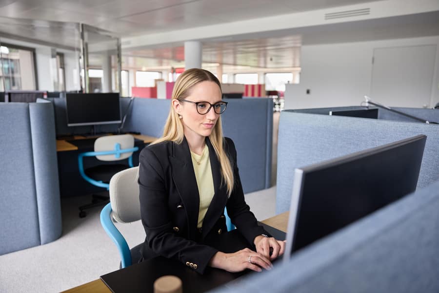 Eine Hand, die eine Computermaus führt. Im Hintergrund die Tastatur. Cybersicherheit ist wichtig.