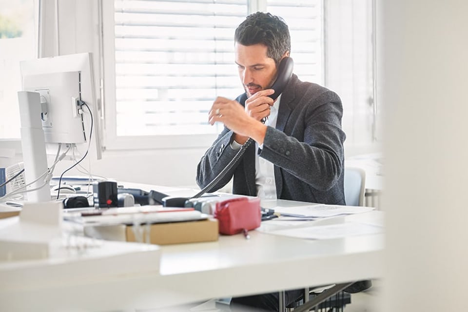 Un homme au téléphone