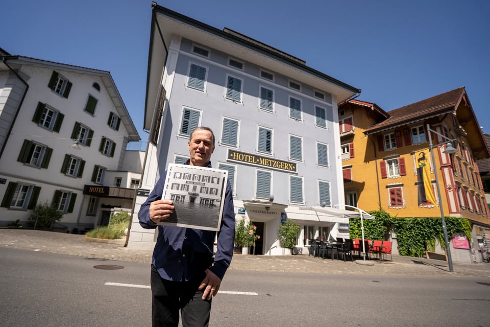 Erich Frunz, Wirt des Restaurants Metzgern in Sarnen, steht vor dem Restaurant.