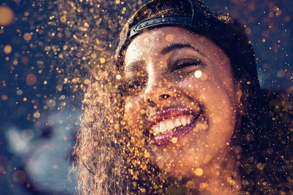 Une femme souriante en train de danser