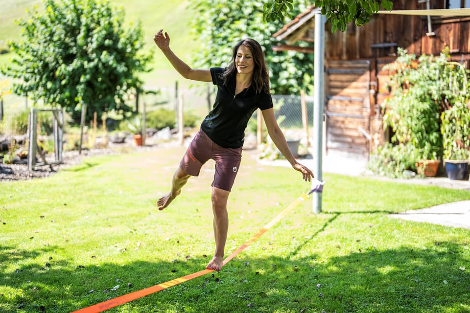Sonia Kälin balanciert auf der Slackline.