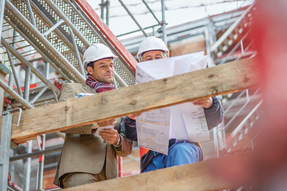 Due uomini sul cantiere