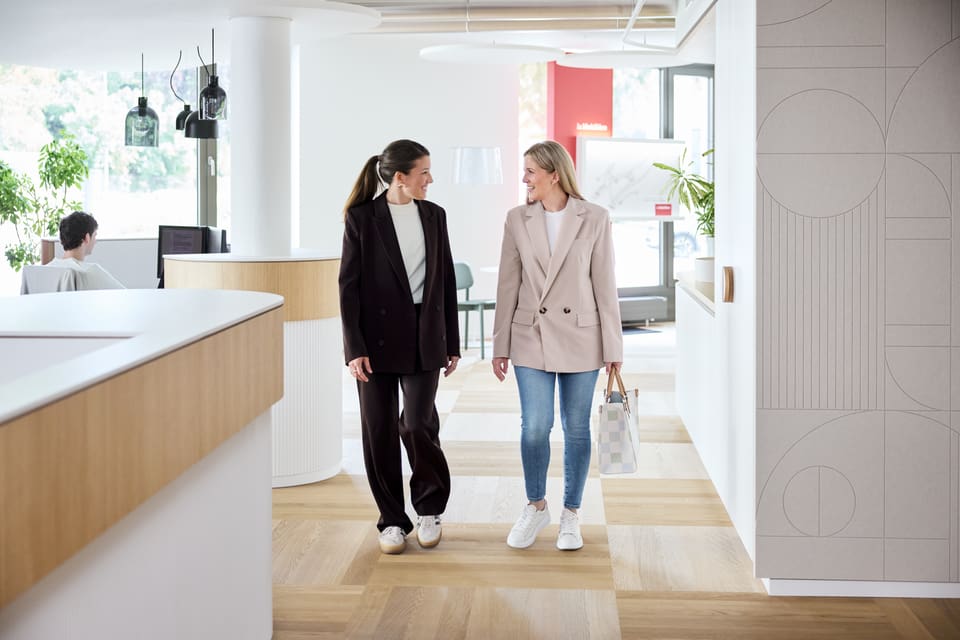 Deux femmes discutent dans une couchette