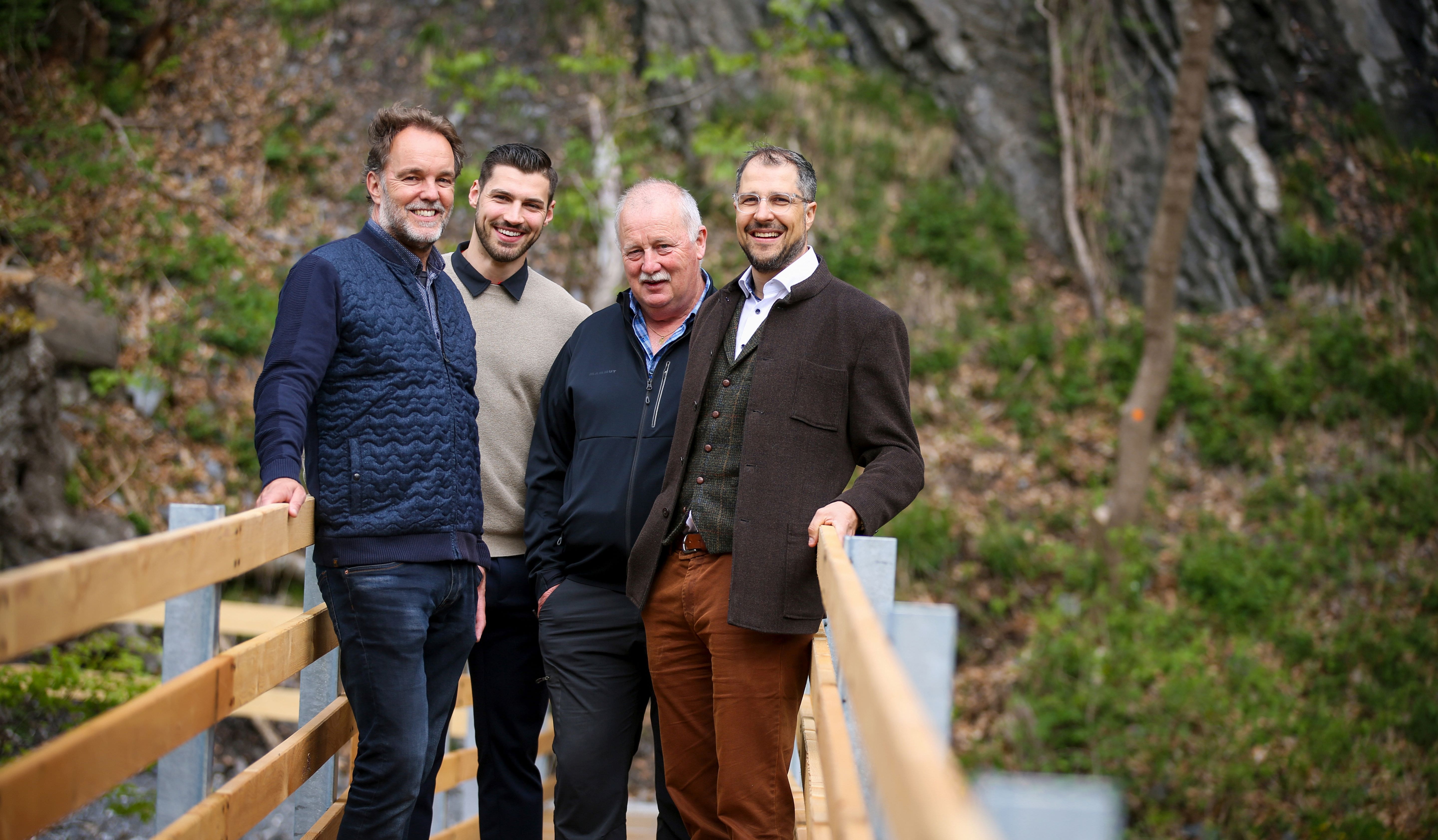 Gruppenfoto (v.l.n.r.) Gemeindepräsident von Jenaz Markus Patt, Versicherungs- und Vorsorgeberater Robin Schiegg, Luzeins Gemeindepräsident Johann Wolf und Urs Fetz, Generalagent der Mobiliar in Chur.