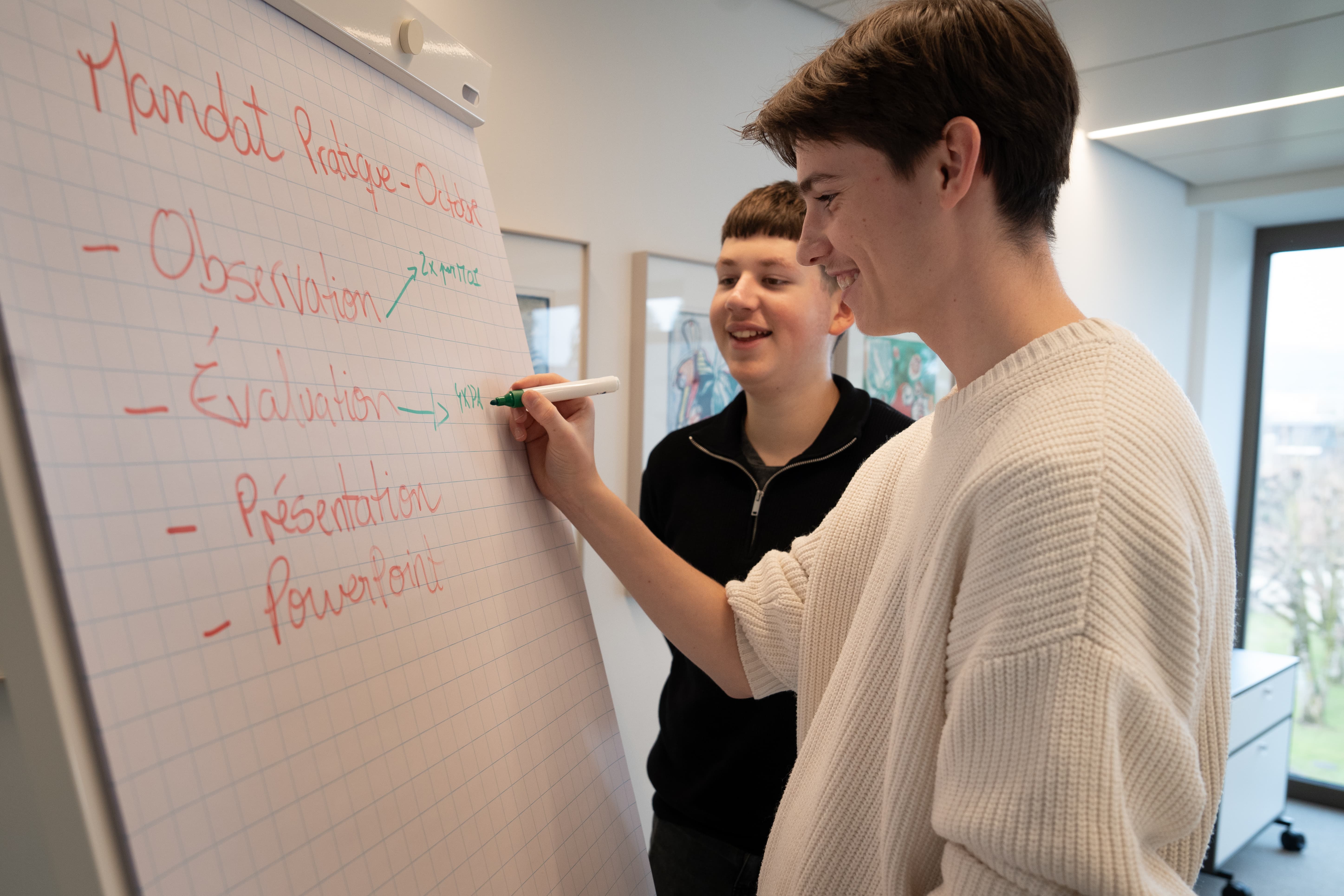 Les jeunes travaillent ensemble