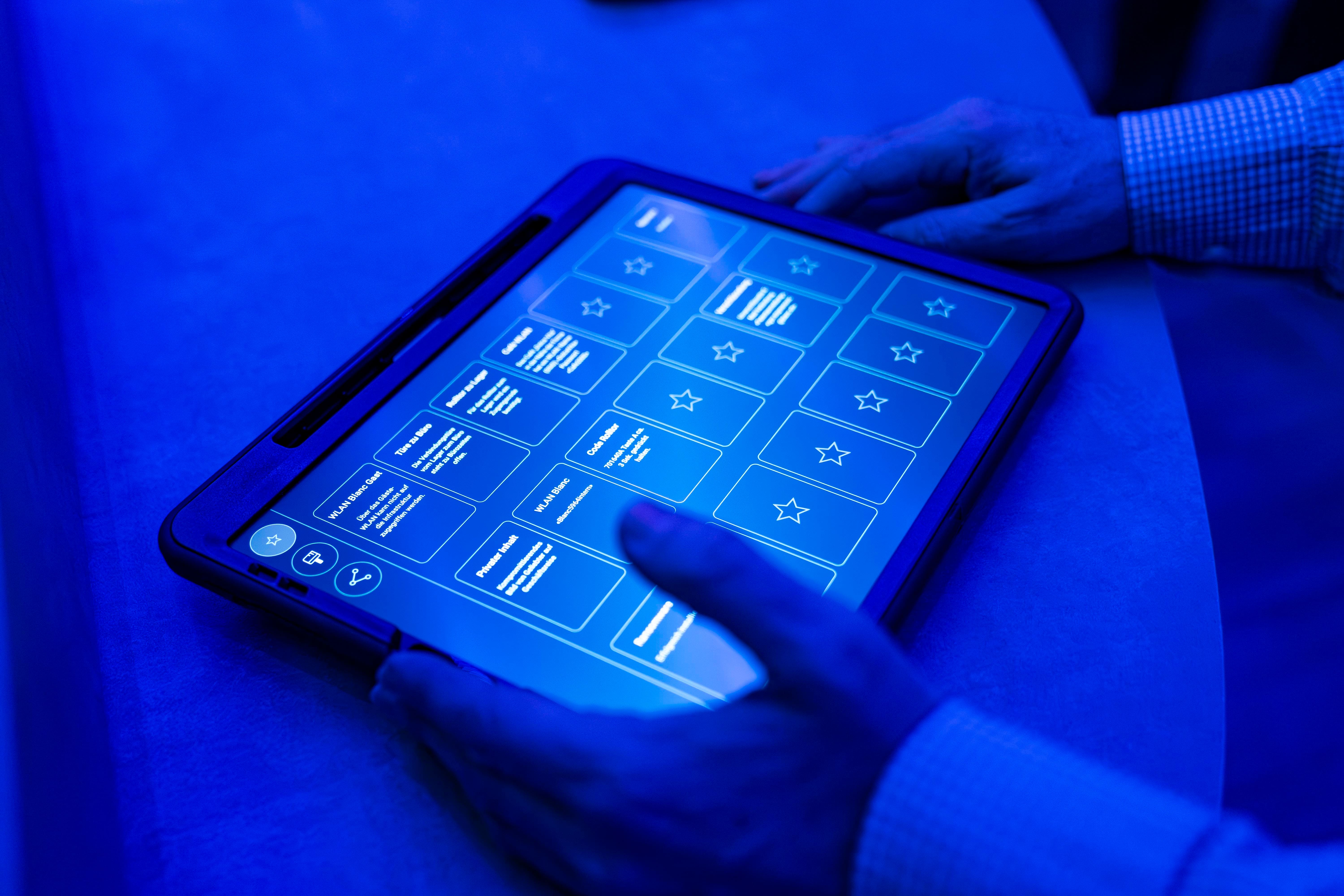 Blick in den Anhänger von Cyber on Tour der Mobiliar. Ein Teil des Spiels läuft über ein iPad.