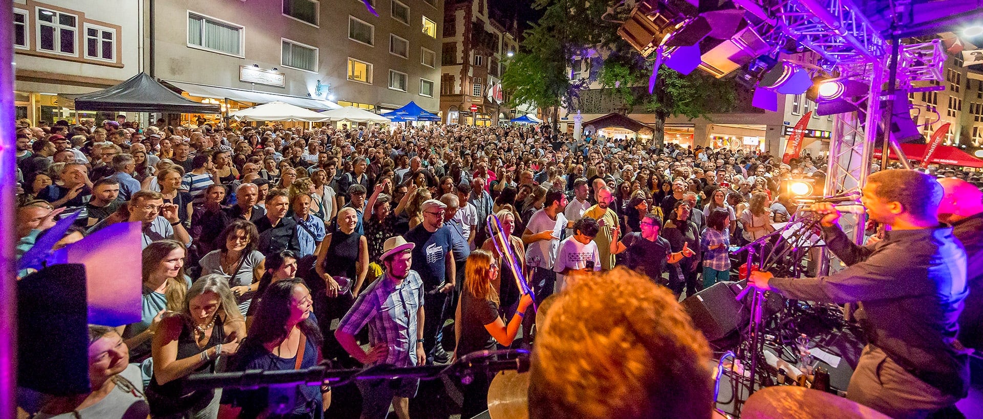 Eine Jazzband spielt vor zahlreichem Publikum