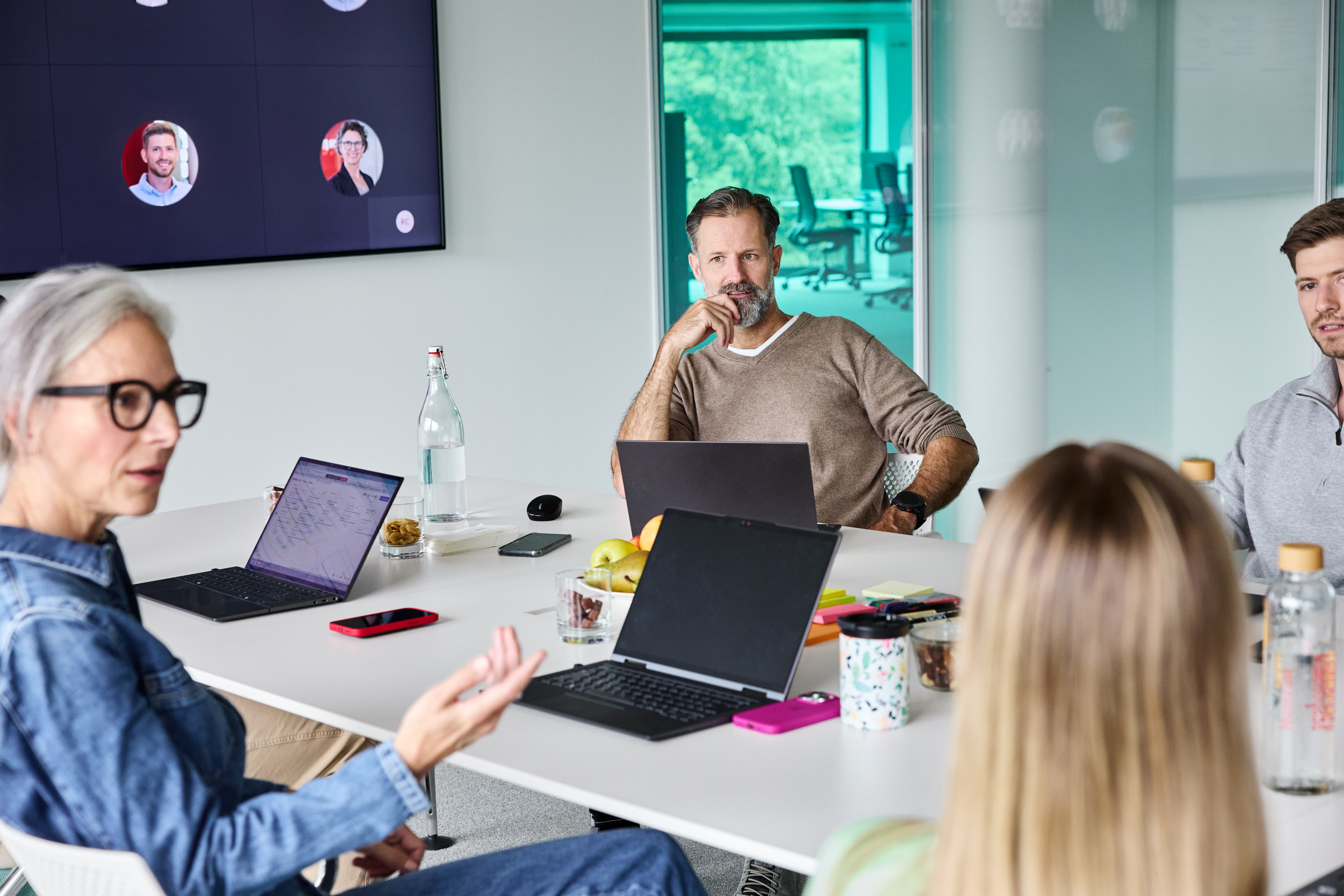Mitarbeitende haben ein Meeting