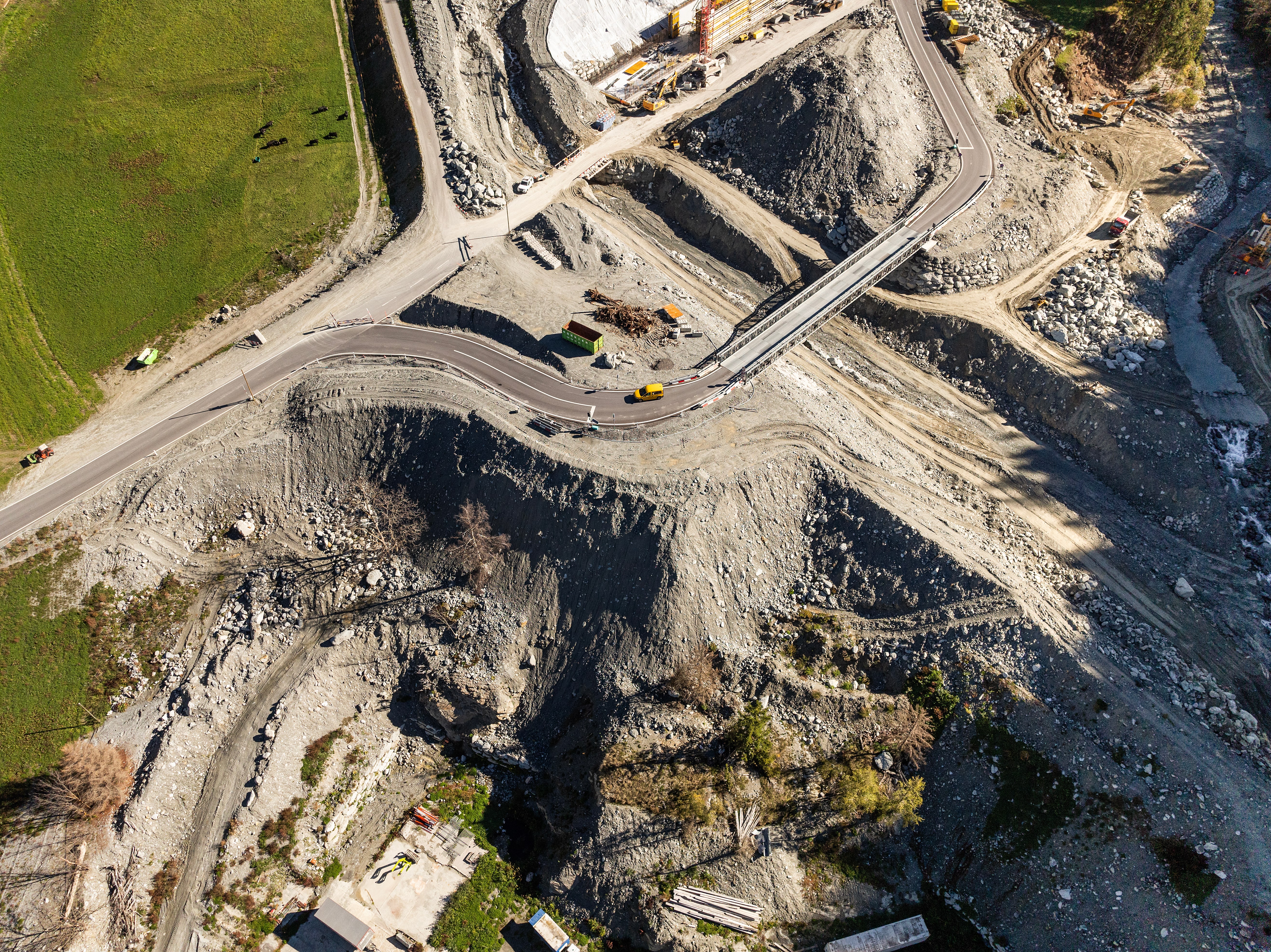 Vue aérienne du Val de Bagnes après le glissement de terrain provoqué par le torrent du Fregnoley.