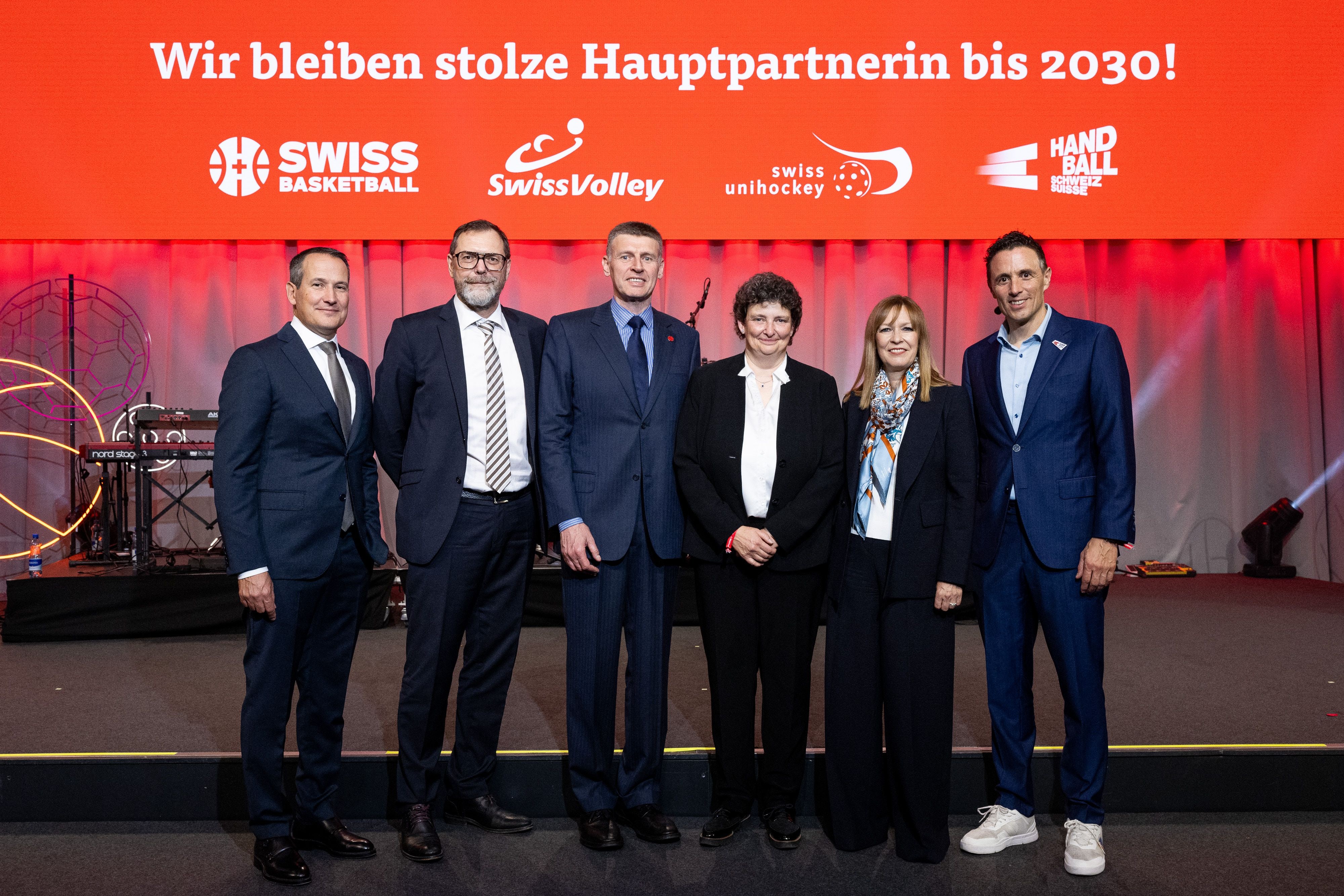 Legende (von links nach rechts): Patric Deflorin (Leiter Markt Management, Mobiliar), Jörg Beer (Zentralvorstand Swiss Unihockey), Andrea Siviero (Präsident Swiss Basketball), Nora Willi (Präsidentin Swiss Volley), Michèle Rodoni (CEO der Mobiliar), Pascal Jenny (Zentralpräsident Handball Schweiz).