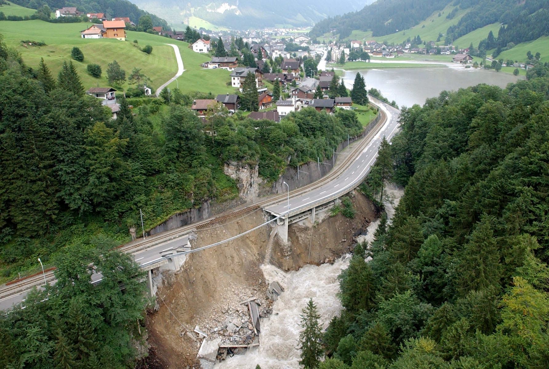 Hochwasser 2005 in Engelberg. Ein Abschnitt einer Strasse wurde weggeschwemmt.