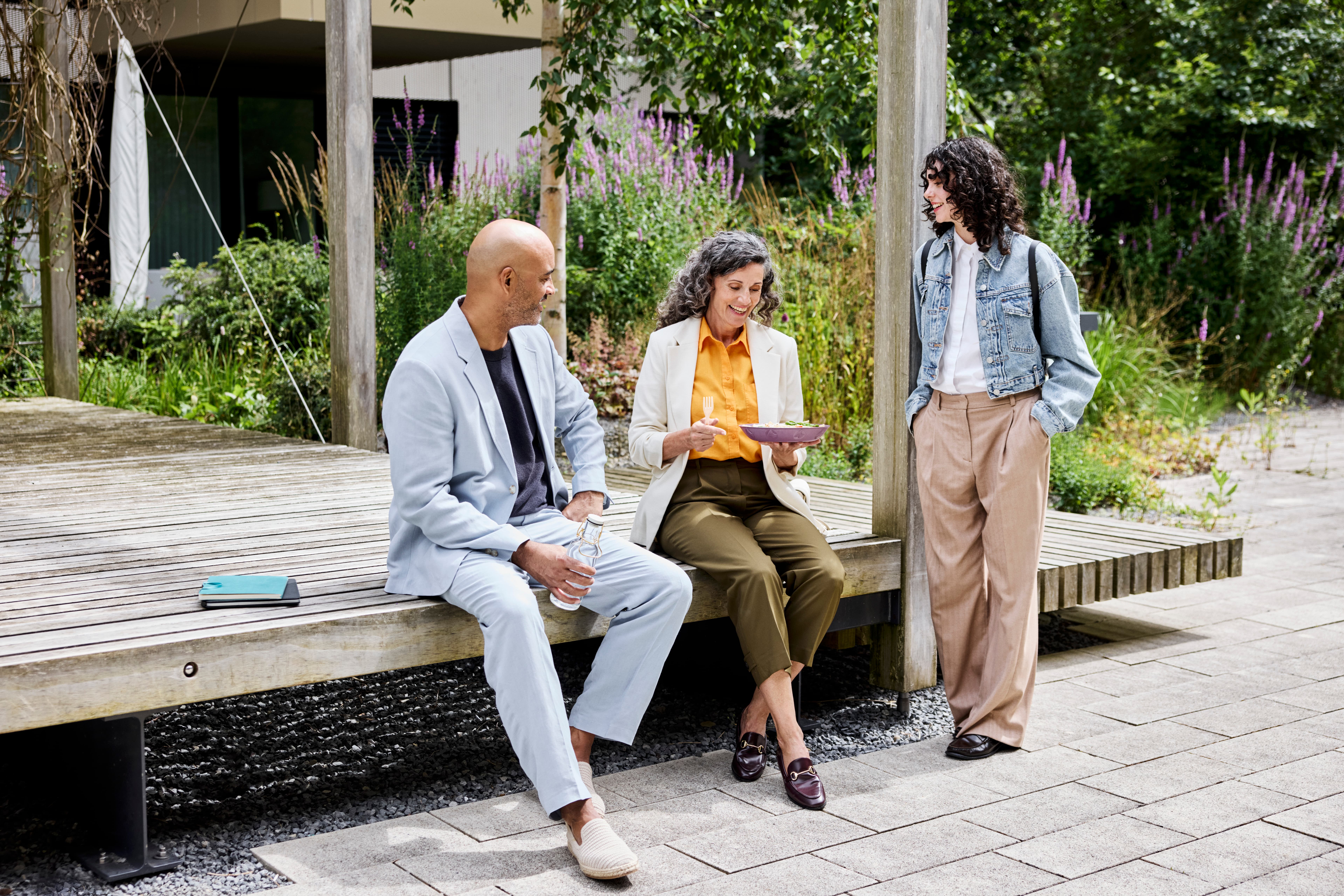 Mitarbeitende treffen sich draussen zum Austausch