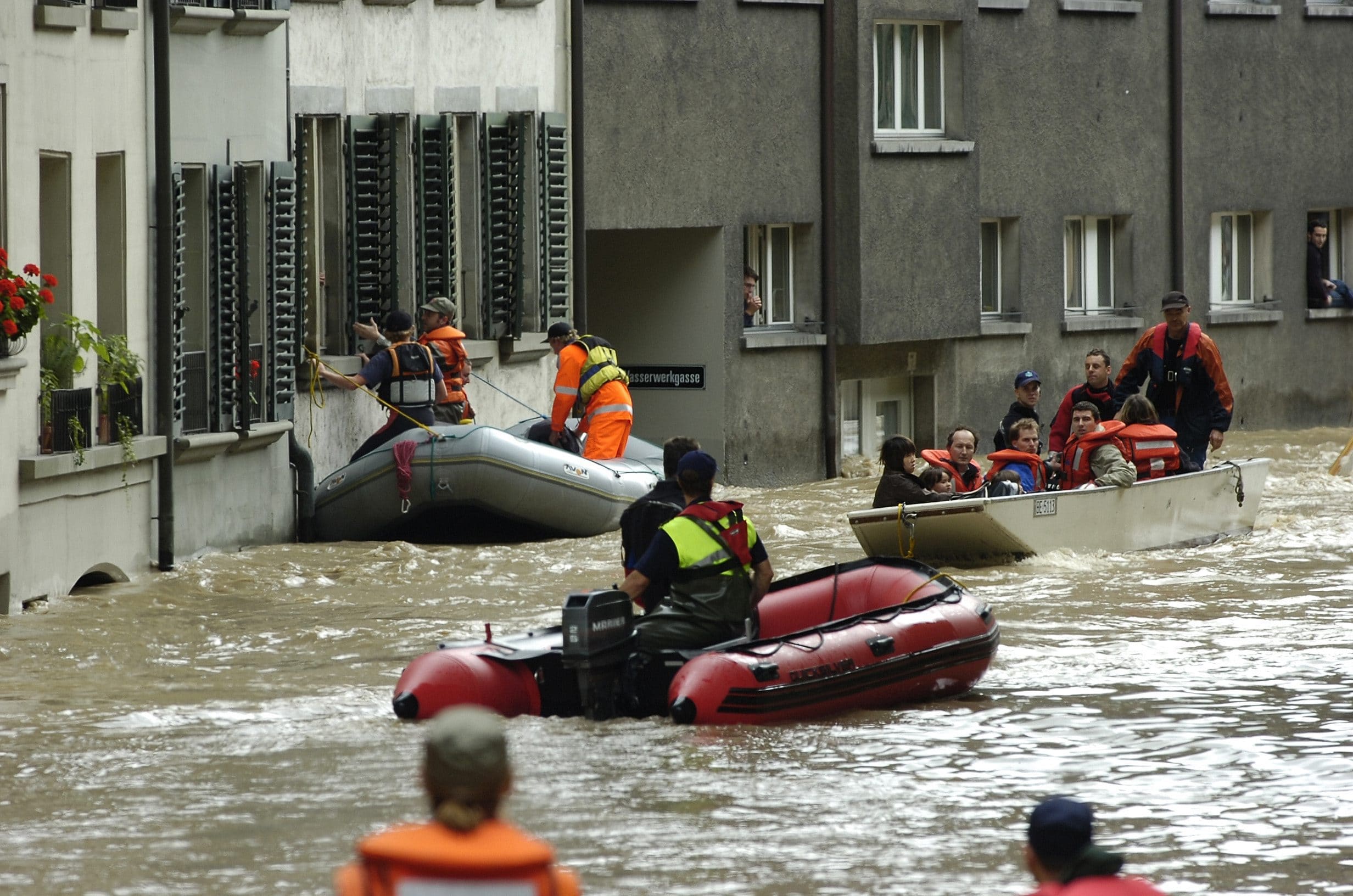 Hochwasser 2005 in der Berner Matte: Gummibotte schwimmen in der Gasse.
