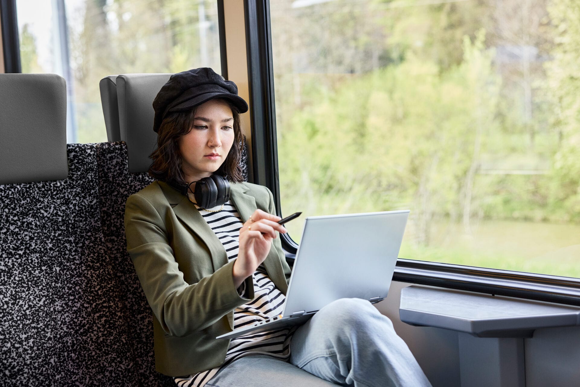 Una donna sul treno al computer portatile