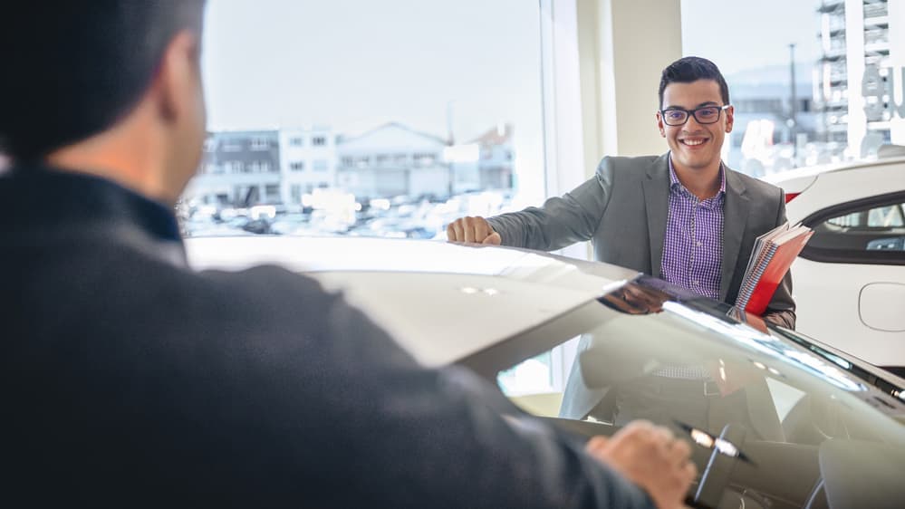 Deux hommes se disputent dans un garage