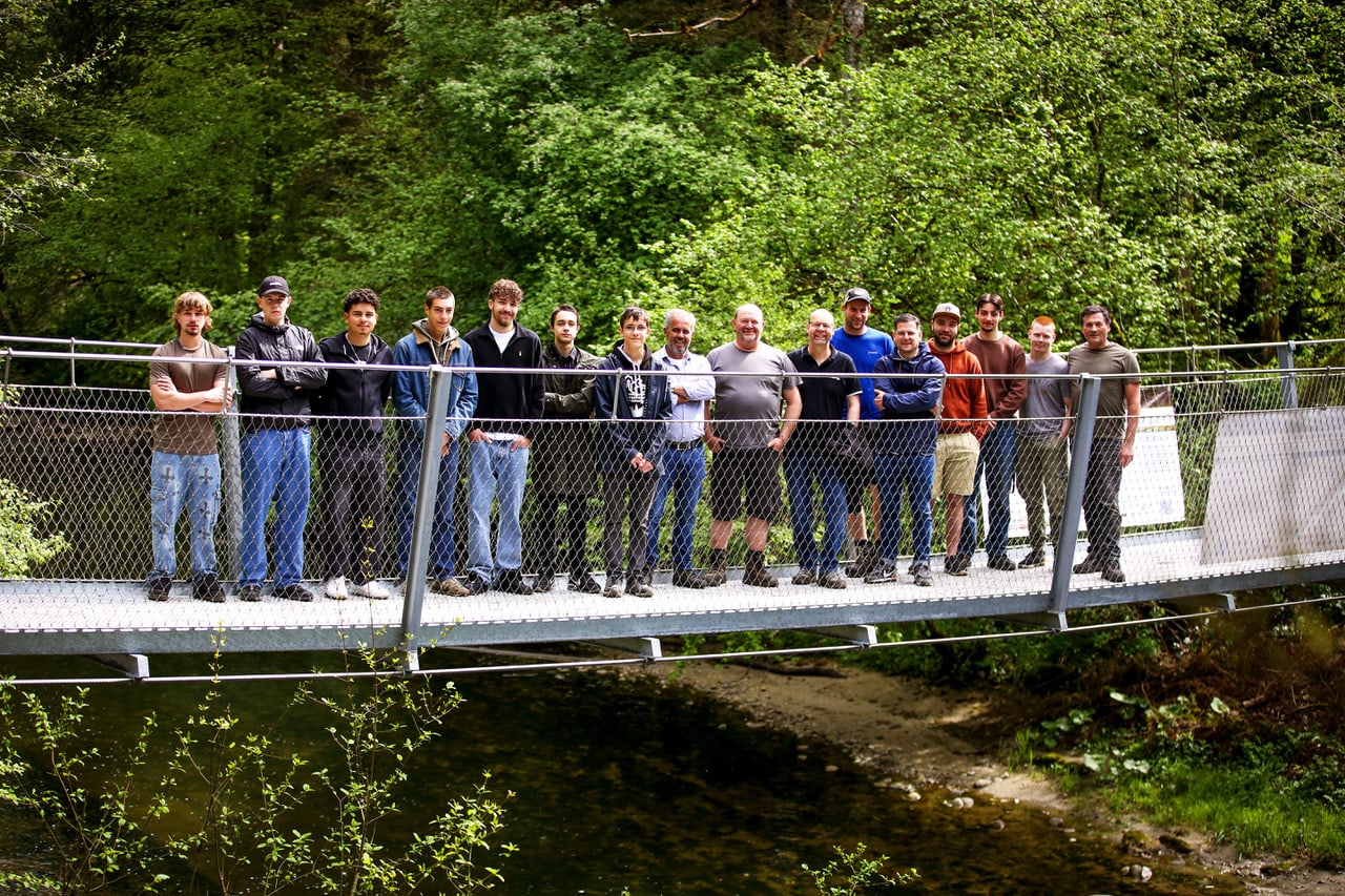 La passerelle a été construite en grande partie par des apprentis.