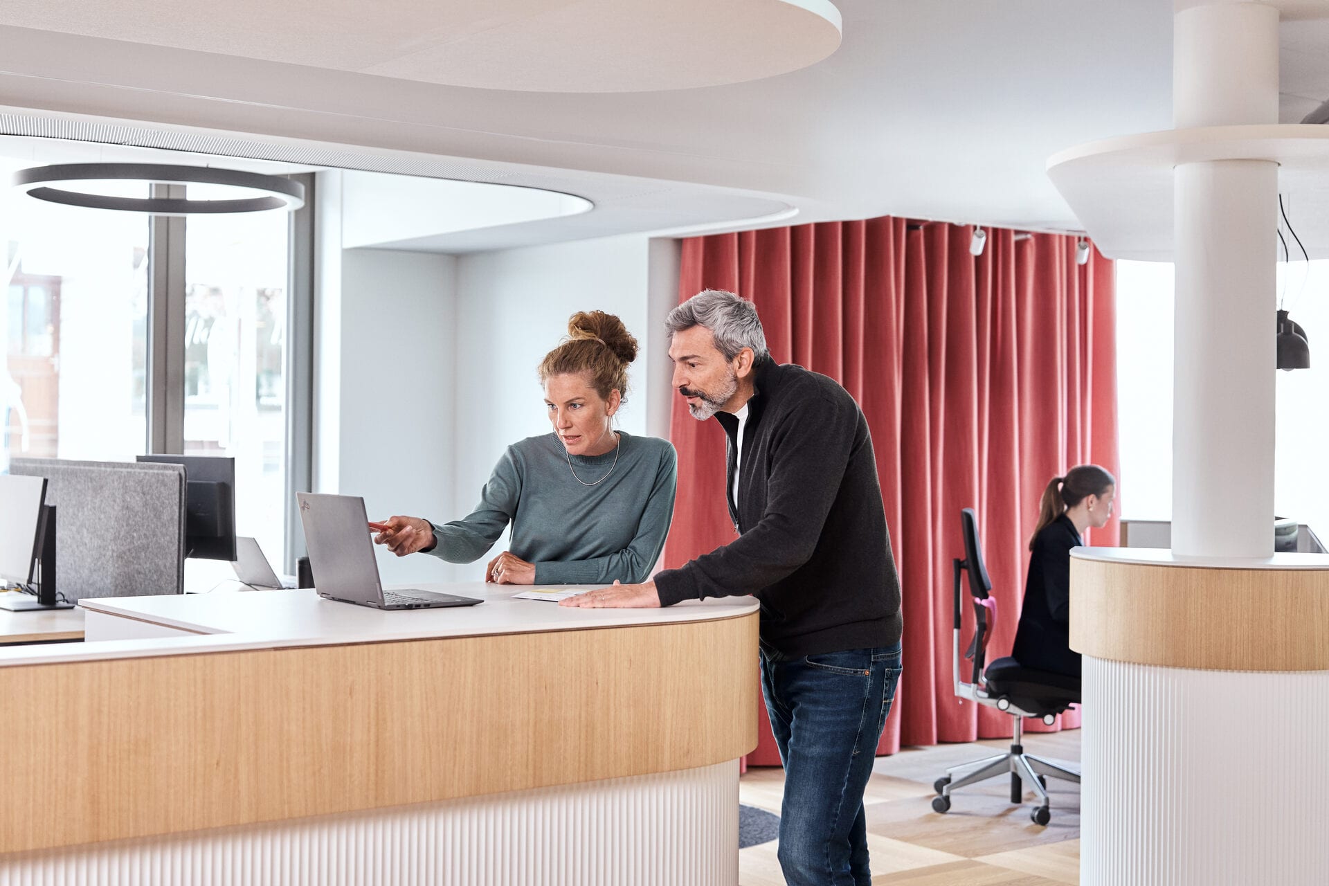 Zwei Personen am Laptop