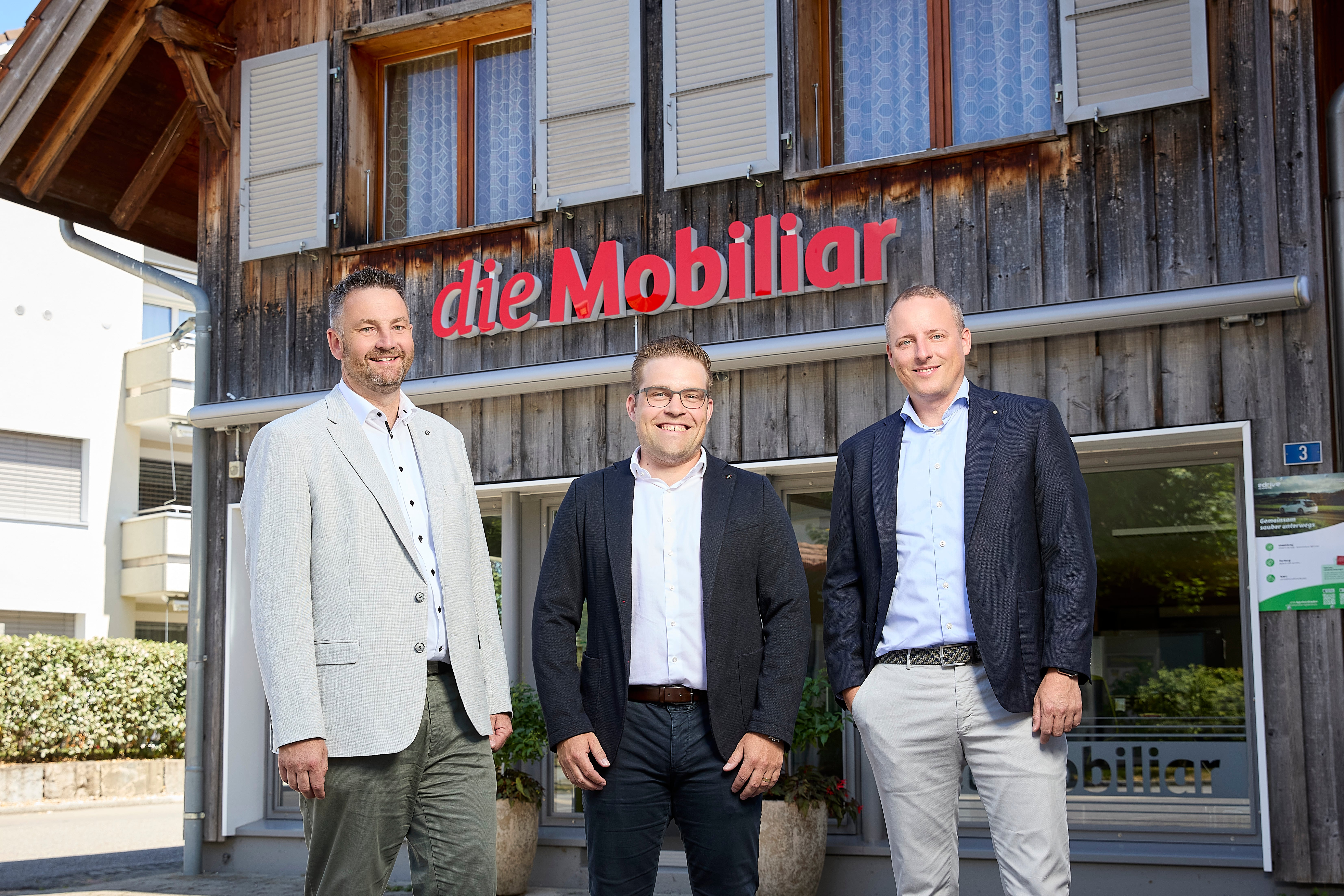 (von links) Thomas Bühlmann, Sandro Stadelmann und Manuel Stauffer vor der Agentur in Wattenwil.