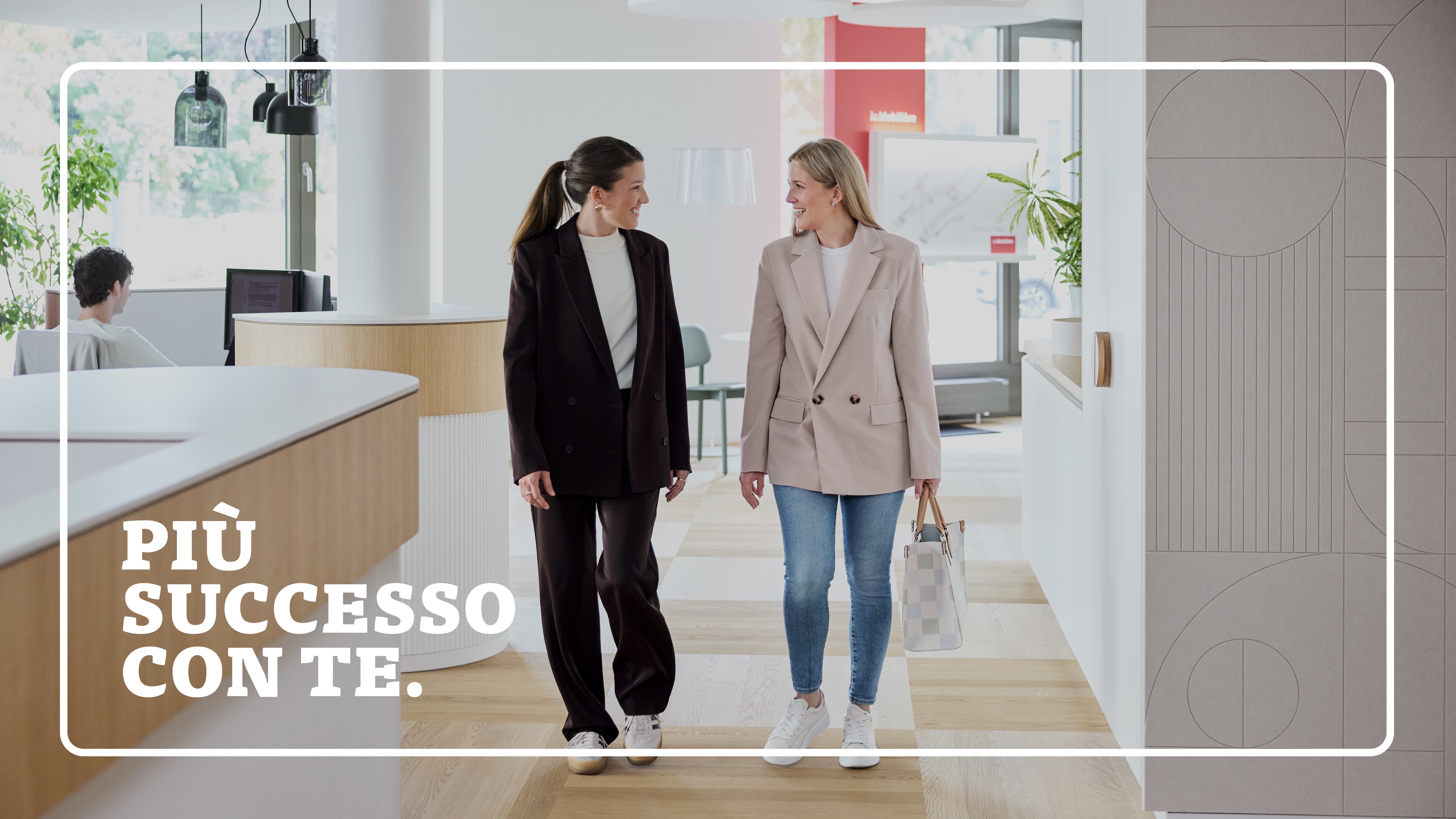 Cliente e consulente vendite colloquio approfondito