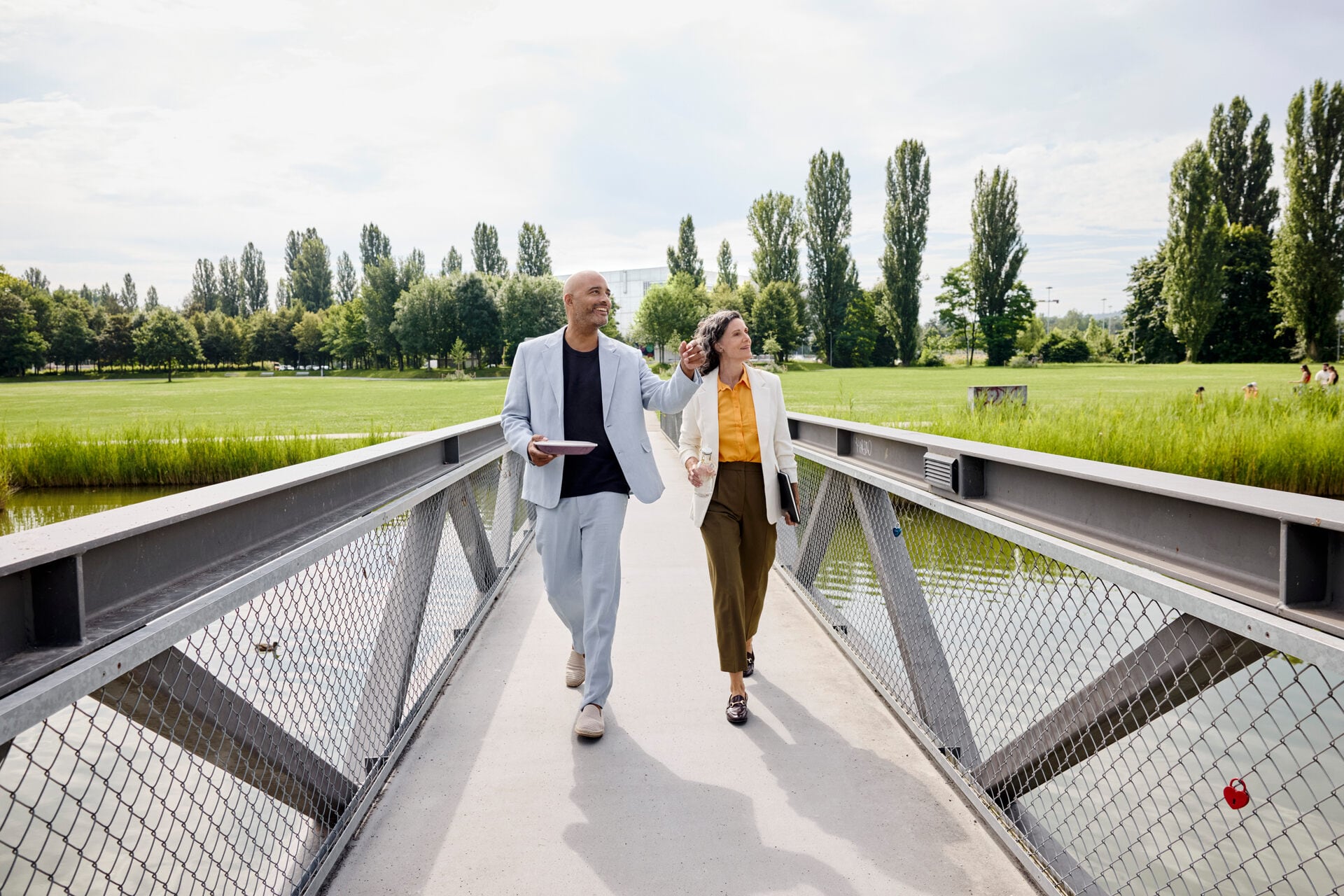 Mann und Frau gehen glücklich über eine Brücke