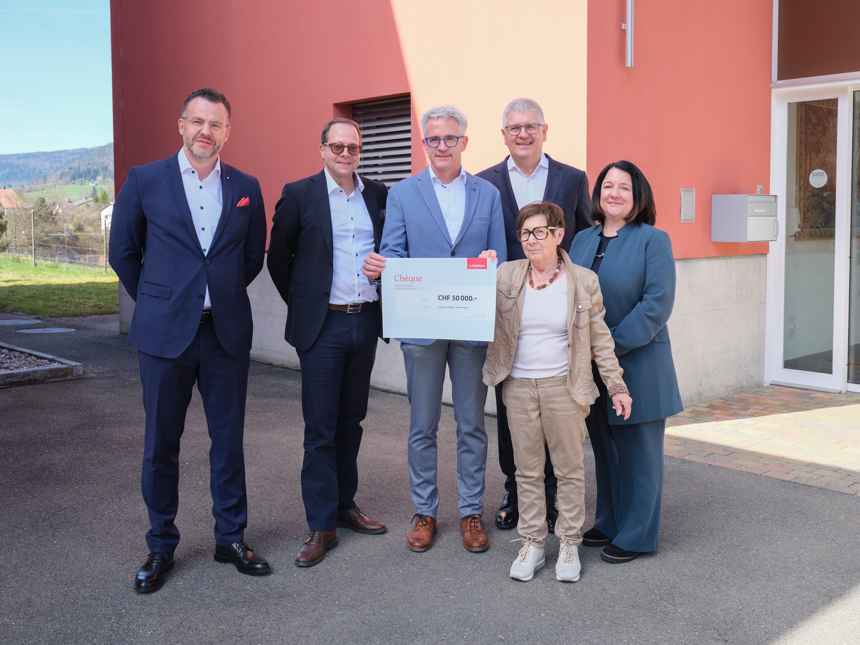 De gauche à droite: Cédric Zermatten, responsable marché courtiers Suisse romande la Mobilière, David Wahli, agent général de la Mobilière à Moutier-Saint-Imier, Pascal Eggler directeur de La Pimpinière, Stefan Mäder, président du Conseil d’administration de la Mobilière, Elisabeth Vogt, présidente du Conseil de fondation de La Pimpinière, Belinda Walther Weger, responsable Public Affairs & Développement durable à la Mobilière