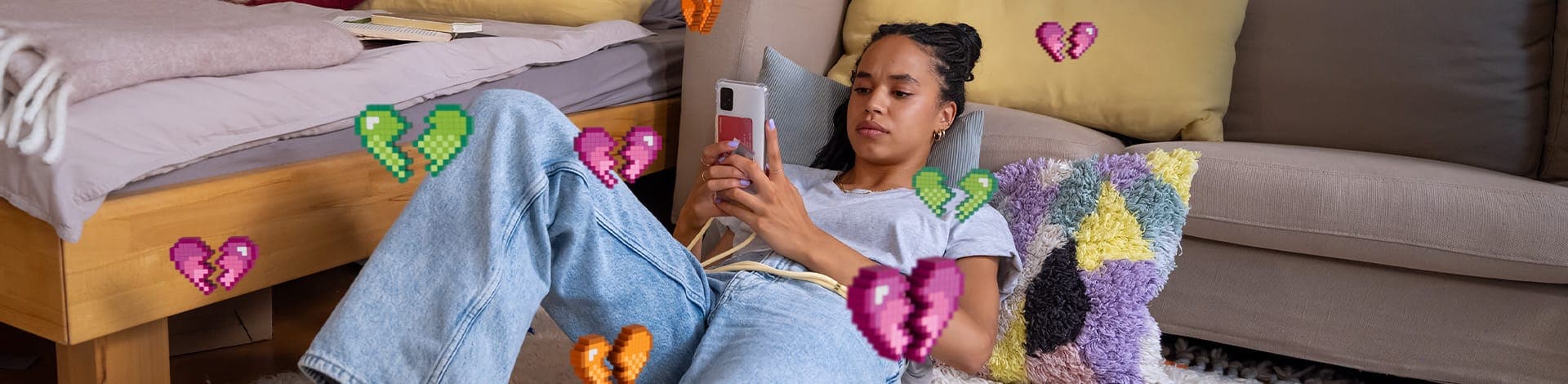 Eine junge Frau auf dem Sofa mit dem Handy