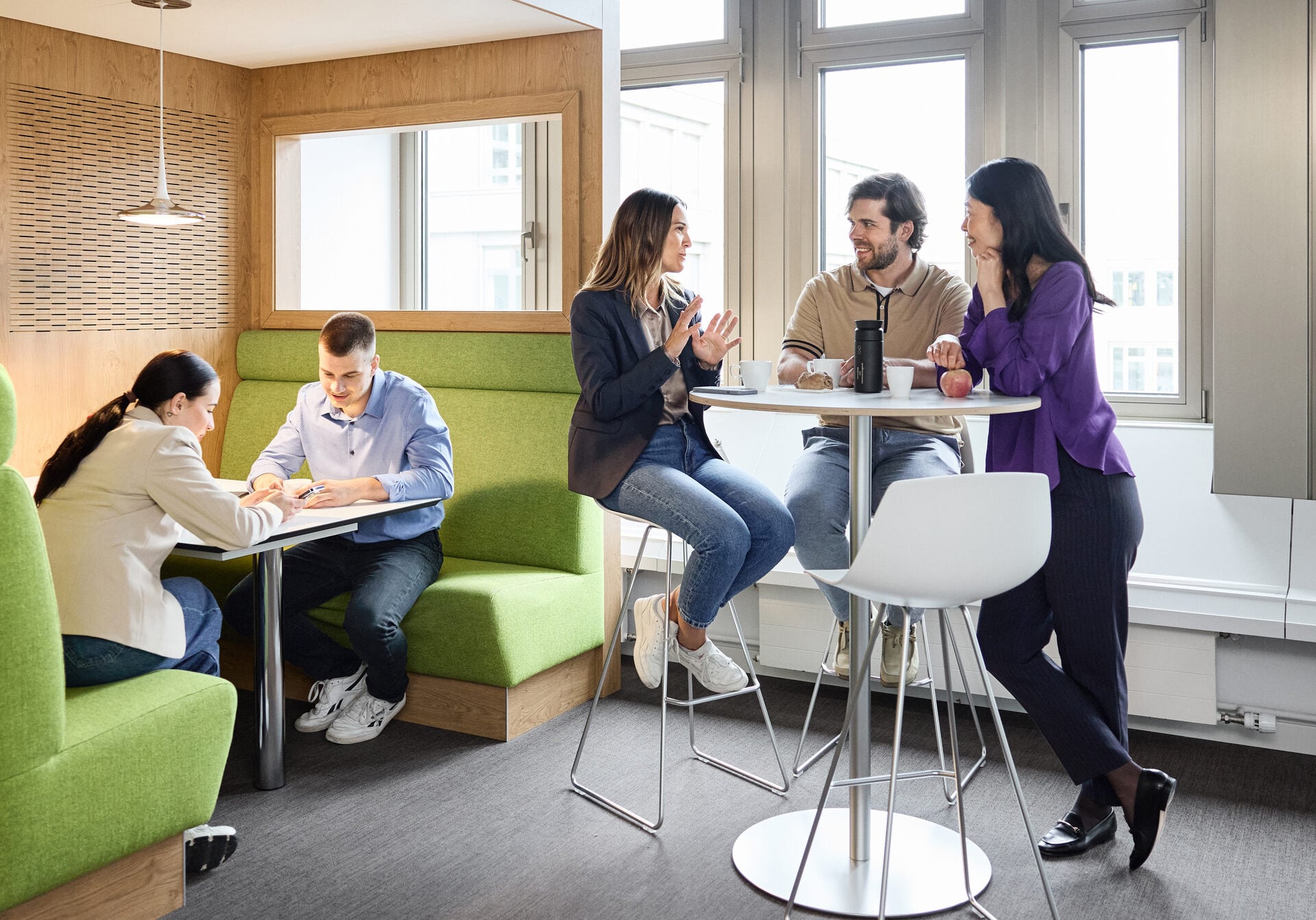 Une équipe collabore pour développer des solutions favorisant une coopération saine et durable.