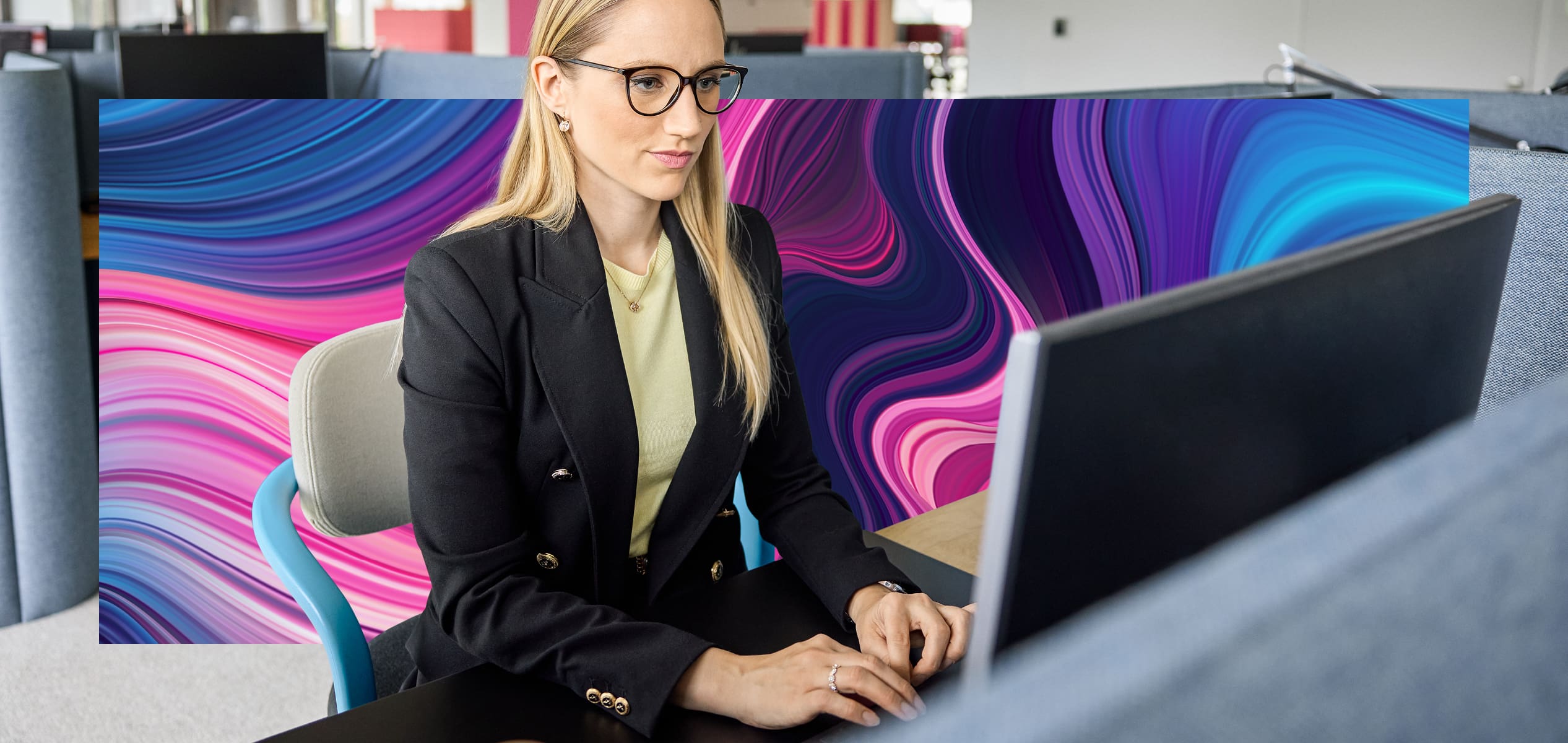 Jugendliche sitzend an einem Notebook