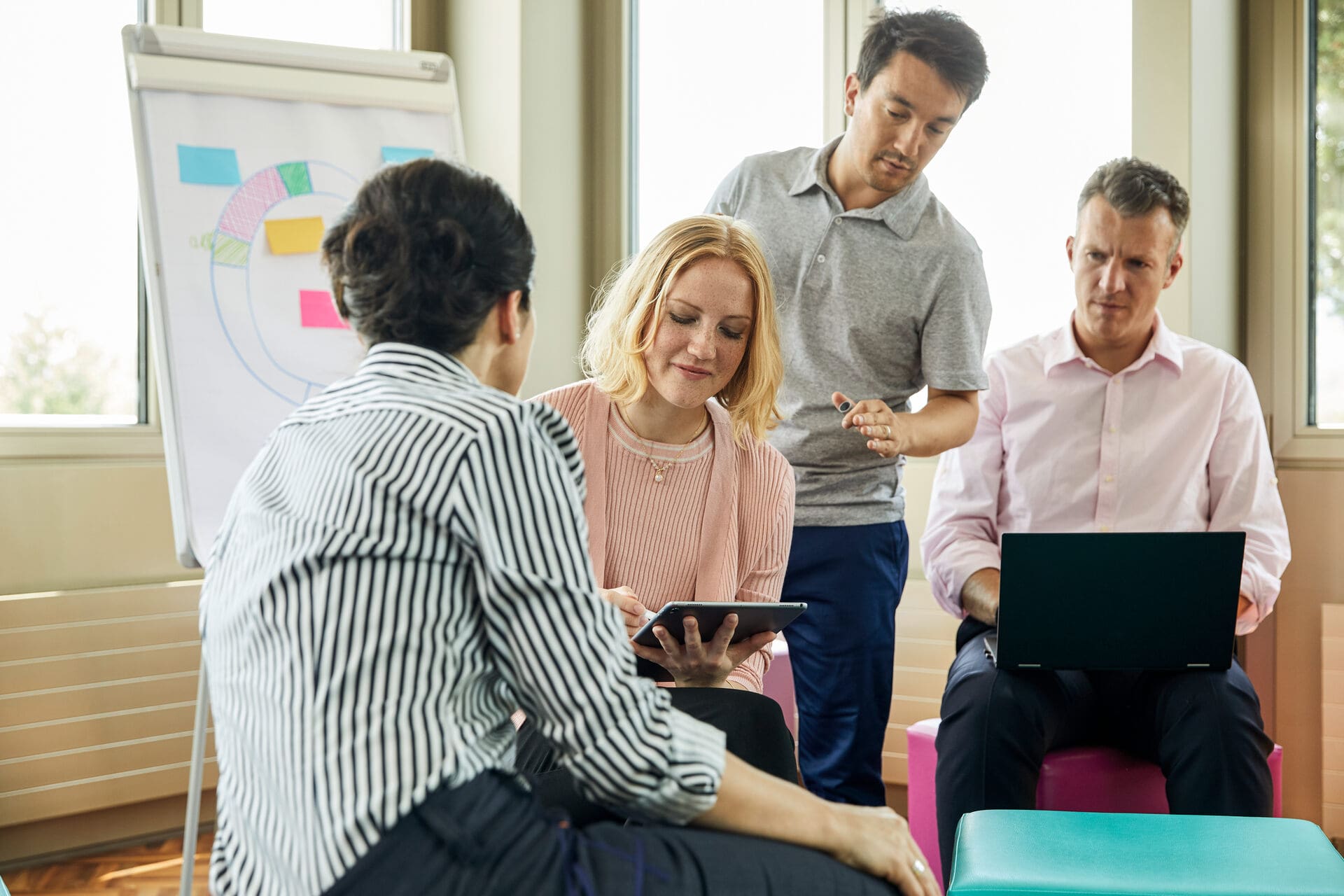 Vier Personen an einem Workshop