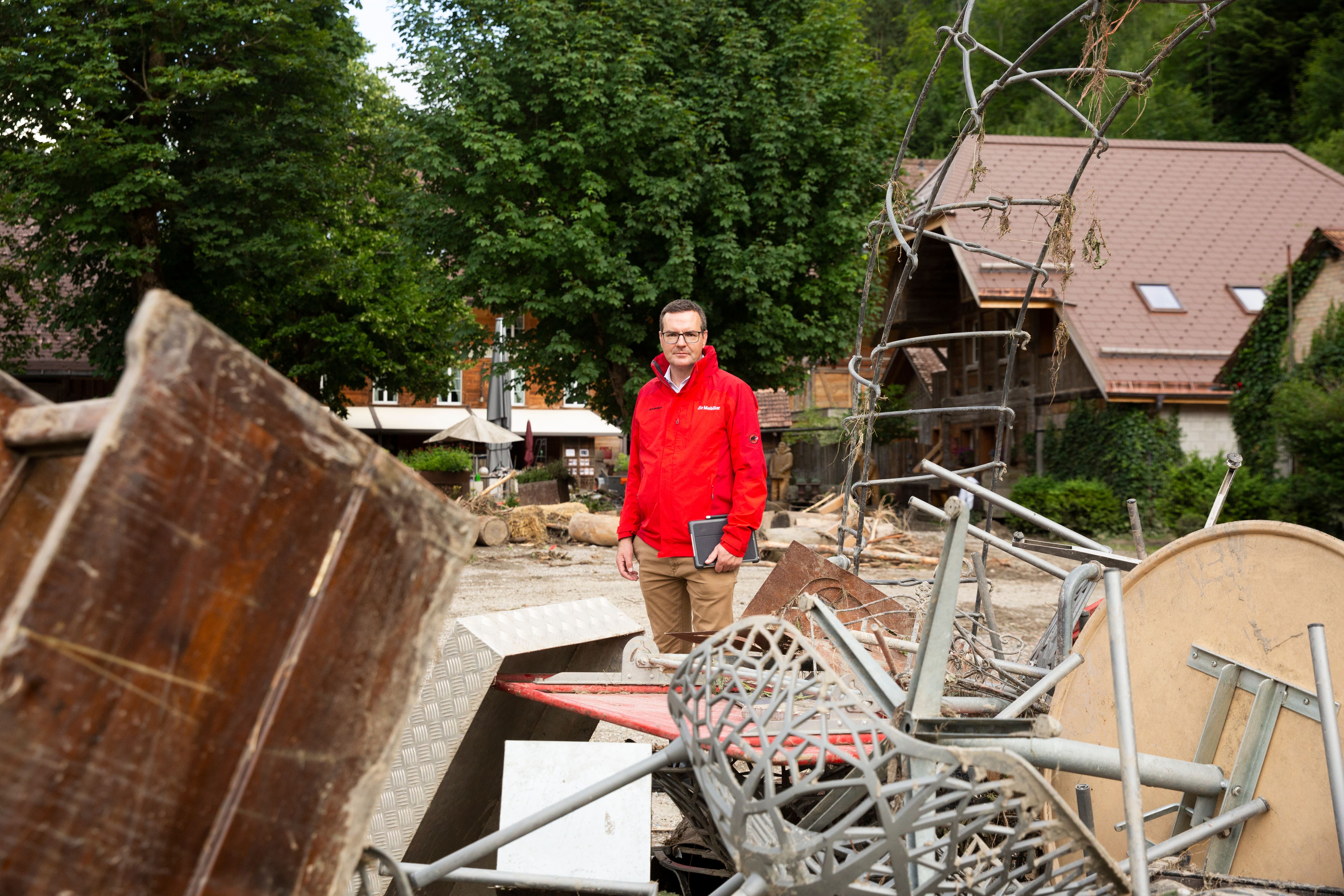 Mitarbeiter der Mobiliar auf dem verwüsteten Hotelareal Kemmeriboden-Bad nach dem Unwetter im Juli 2024