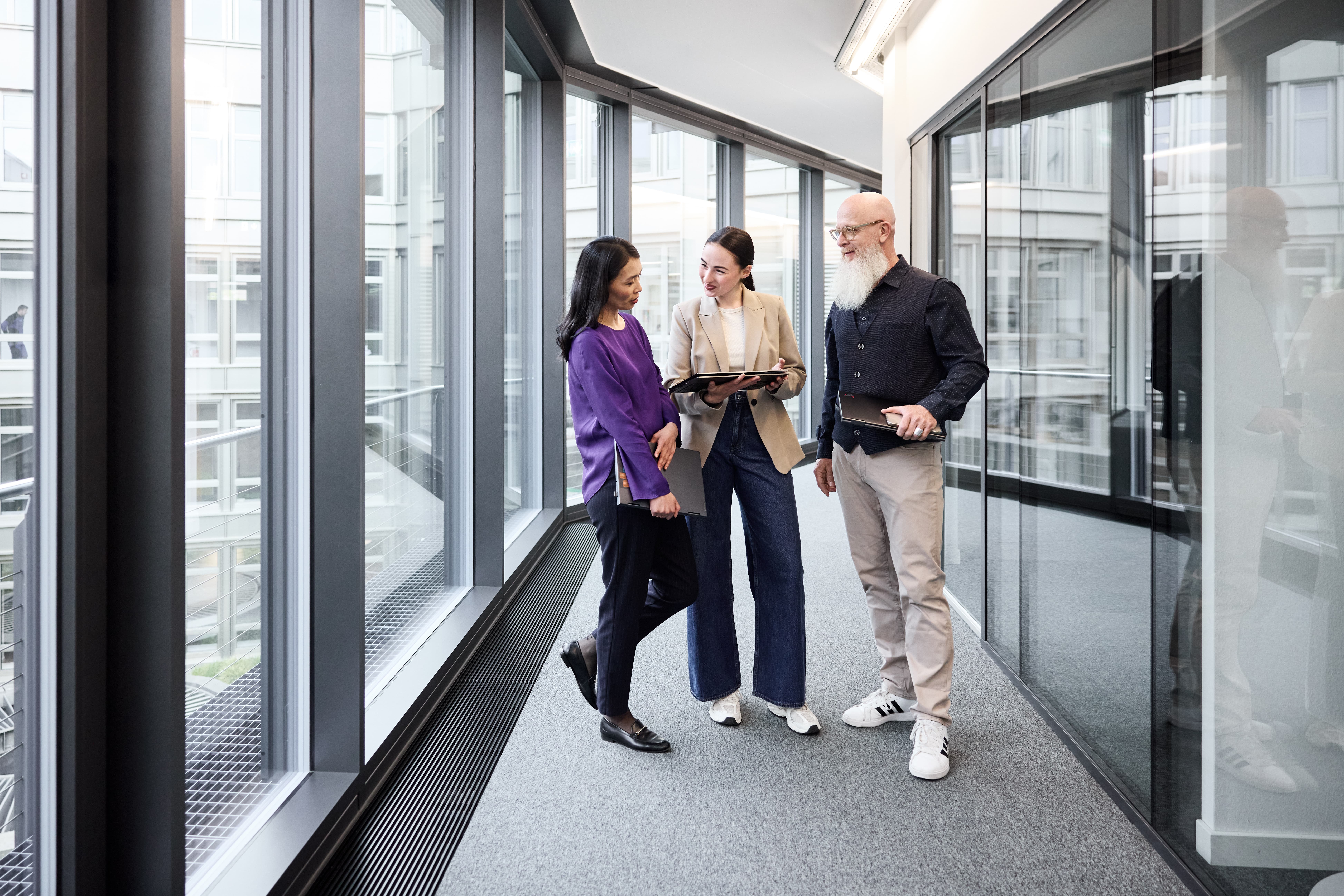 Deux personnes dans un atelier de bricolage
