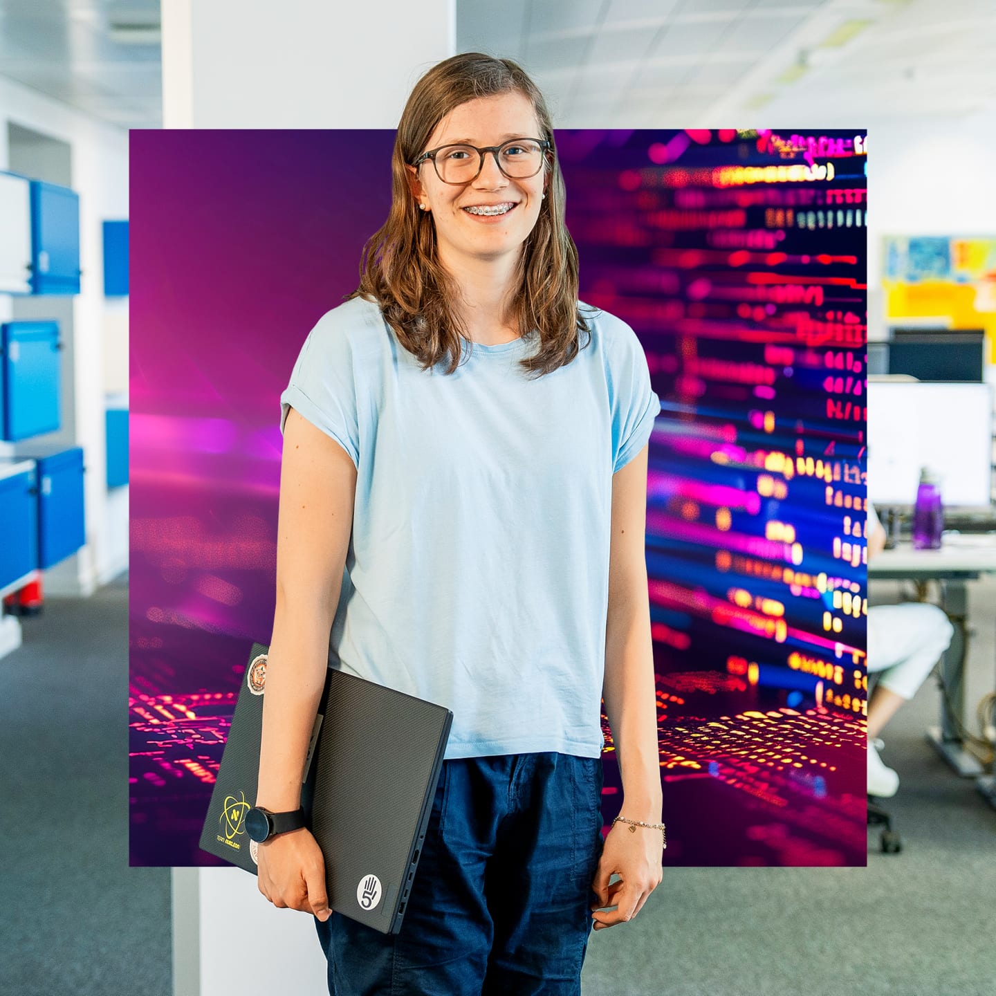 Apprenti informatique avec son notebook à la main