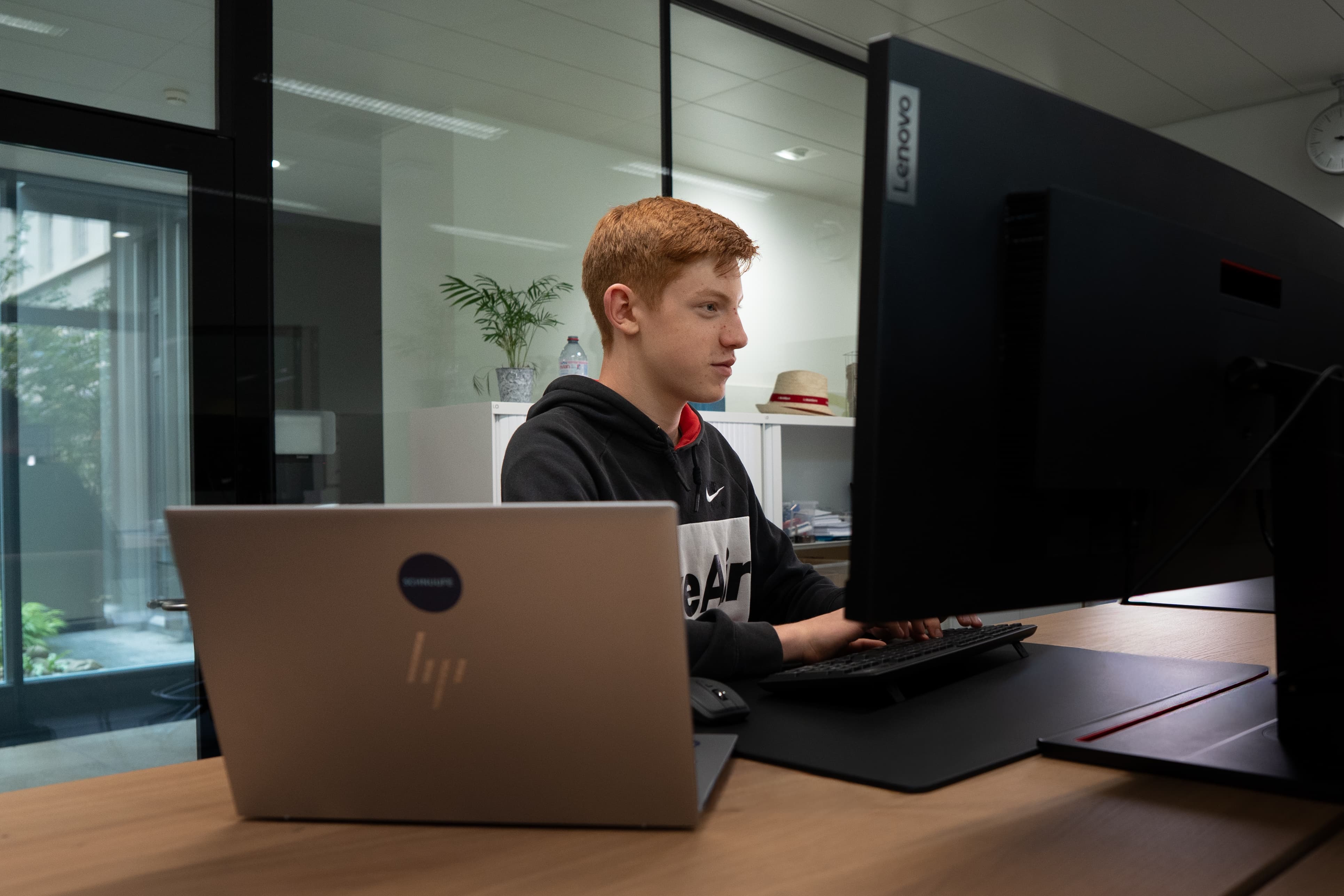 Jugendlicher arbeitet an einem Laptop