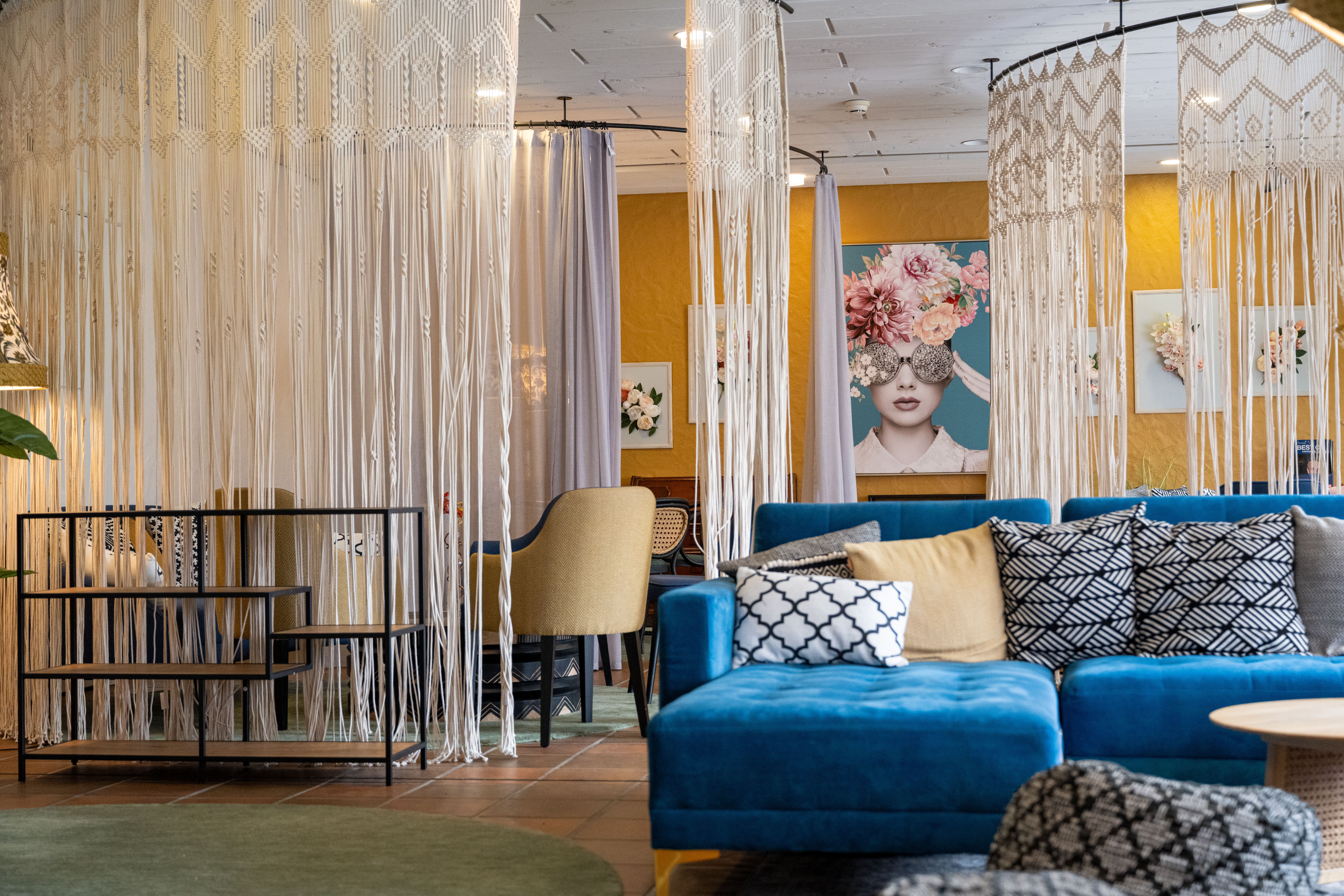 Der Aufenthaltsraum der Säntis Lodge Berg & Bett mit blauen Sofas.