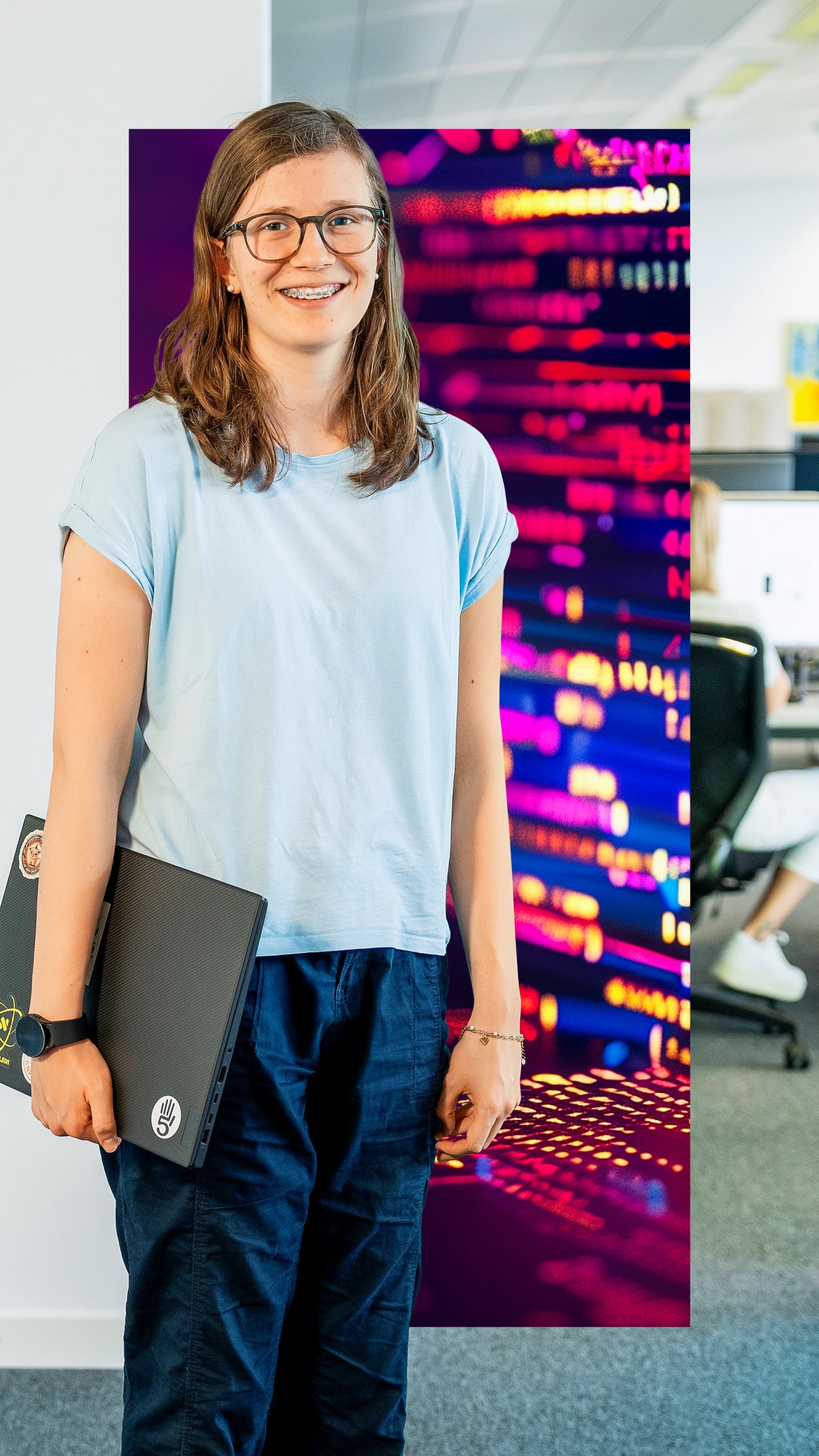 Auszubildende IT mit Notebook in Hand