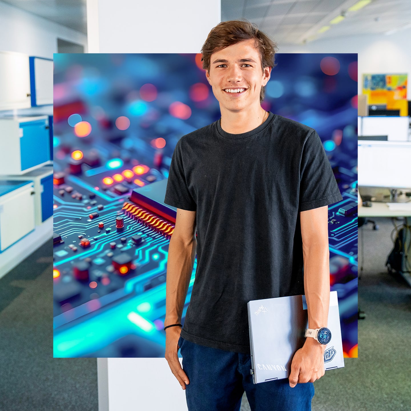 Apprenti informatique avec son notebook à la main