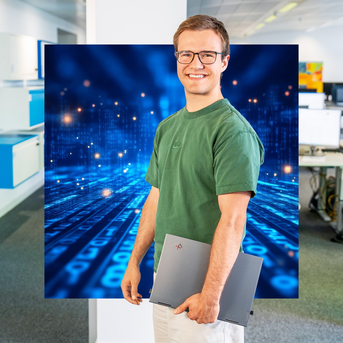 Apprenti informatique avec son notebook à la main